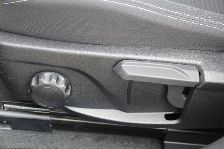 Ford Focus 1.0-125pk EcoBoost Titanium. Erg nette, luxe en goed onderhouden Ford Focus. Volautm. airco dual, stoel-, stuur- en voorraamverw., trekhaak, Xenon verl., LM wielen, navigatie, telefoonvoorb., adaptieve cruise cntrl,  keyless entry/keyless go etc, etc.