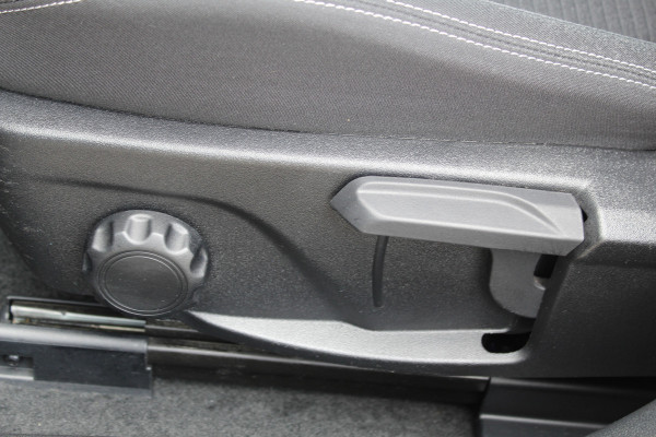 Ford Focus 1.0-125pk EcoBoost Titanium. Erg nette, luxe en goed onderhouden Ford Focus. Volautm. airco dual, stoel-, stuur- en voorraamverw., trekhaak, Xenon verl., LM wielen, navigatie, telefoonvoorb., adaptieve cruise cntrl,  keyless entry/keyless go etc, etc.