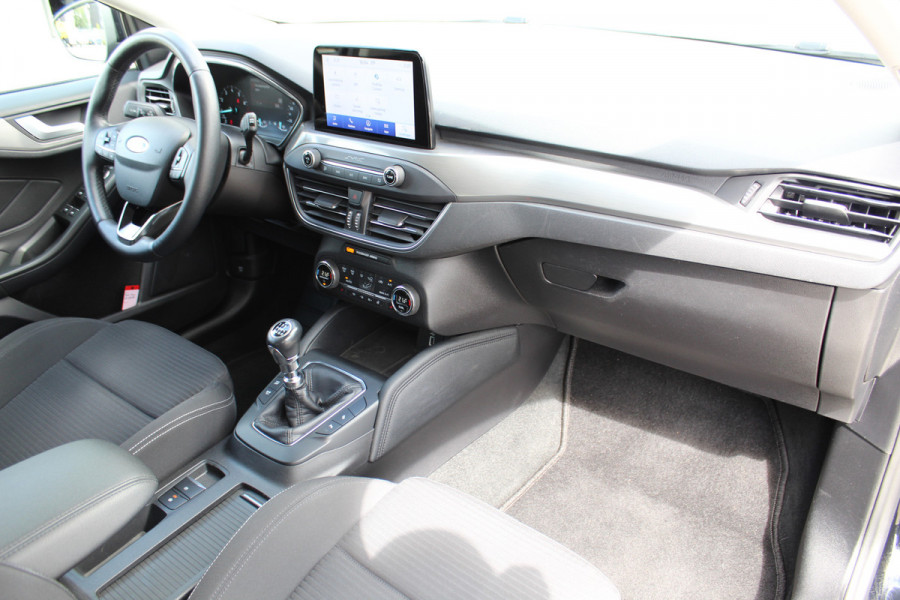 Ford Focus 1.0-125pk EcoBoost Titanium. Erg nette, luxe en goed onderhouden Ford Focus. Volautm. airco dual, stoel-, stuur- en voorraamverw., trekhaak, Xenon verl., LM wielen, navigatie, telefoonvoorb., adaptieve cruise cntrl,  keyless entry/keyless go etc, etc.
