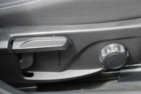 Ford Focus 1.0-125pk EcoBoost Titanium. Erg nette, luxe en goed onderhouden Ford Focus. Volautm. airco dual, stoel-, stuur- en voorraamverw., trekhaak, Xenon verl., LM wielen, navigatie, telefoonvoorb., adaptieve cruise cntrl,  keyless entry/keyless go etc, etc.