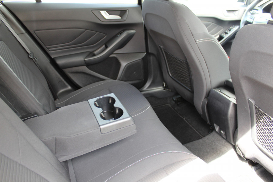 Ford Focus 1.0-125pk EcoBoost Titanium. Erg nette, luxe en goed onderhouden Ford Focus. Volautm. airco dual, stoel-, stuur- en voorraamverw., trekhaak, Xenon verl., LM wielen, navigatie, telefoonvoorb., adaptieve cruise cntrl,  keyless entry/keyless go etc, etc.