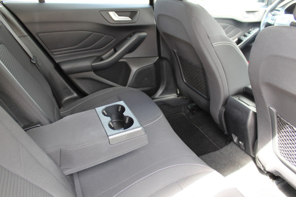 Ford Focus 1.0-125pk EcoBoost Titanium. Erg nette, luxe en goed onderhouden Ford Focus. Volautm. airco dual, stoel-, stuur- en voorraamverw., trekhaak, Xenon verl., LM wielen, navigatie, telefoonvoorb., adaptieve cruise cntrl,  keyless entry/keyless go etc, etc.