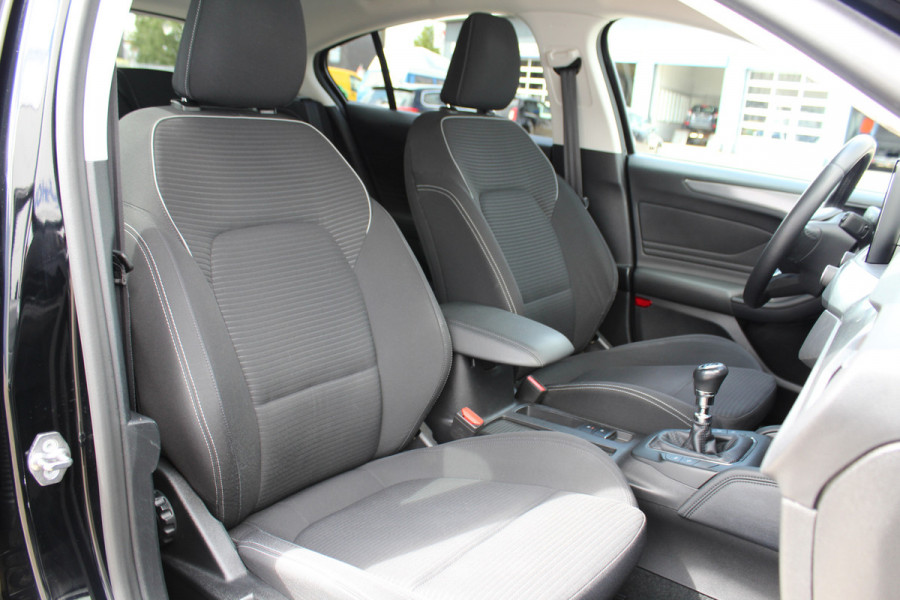 Ford Focus 1.0-125pk EcoBoost Titanium. Erg nette, luxe en goed onderhouden Ford Focus. Volautm. airco dual, stoel-, stuur- en voorraamverw., trekhaak, Xenon verl., LM wielen, navigatie, telefoonvoorb., adaptieve cruise cntrl,  keyless entry/keyless go etc, etc.