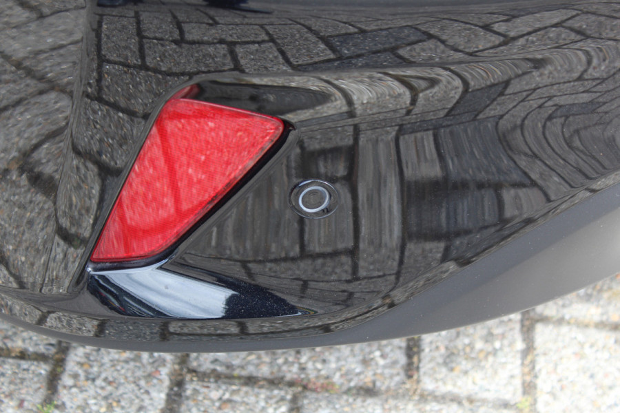 Ford Focus 1.0-125pk EcoBoost Titanium. Erg nette, luxe en goed onderhouden Ford Focus. Volautm. airco dual, stoel-, stuur- en voorraamverw., trekhaak, Xenon verl., LM wielen, navigatie, telefoonvoorb., adaptieve cruise cntrl,  keyless entry/keyless go etc, etc.