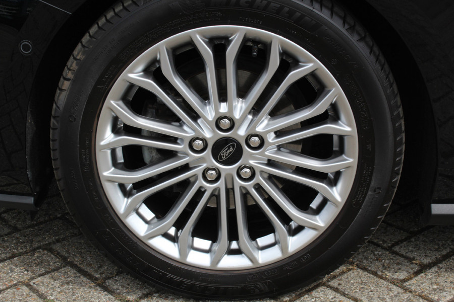 Ford Focus 1.0-125pk EcoBoost Titanium. Erg nette, luxe en goed onderhouden Ford Focus. Volautm. airco dual, stoel-, stuur- en voorraamverw., trekhaak, Xenon verl., LM wielen, navigatie, telefoonvoorb., adaptieve cruise cntrl,  keyless entry/keyless go etc, etc.