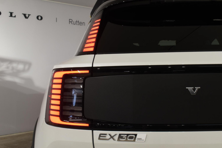 Volvo EX30 Cross Country Twin Motor Performance Ultra 69 kWh / Extra getint glas / Cross Country Experience-Pakket