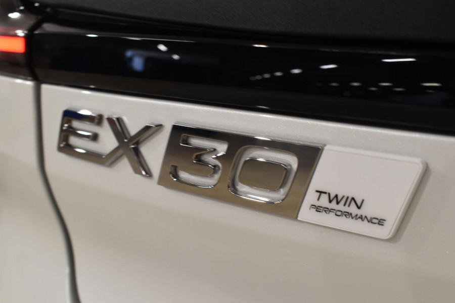 Volvo EX30 Cross Country Twin Motor Performance Ultra 69 kWh / Extra getint glas / Cross Country Experience-Pakket
