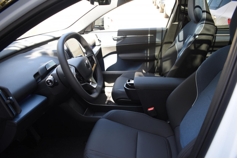 Volvo EX30 Cross Country Twin Motor Performance Ultra 69 kWh / Extra getint glas / Cross Country Experience-Pakket