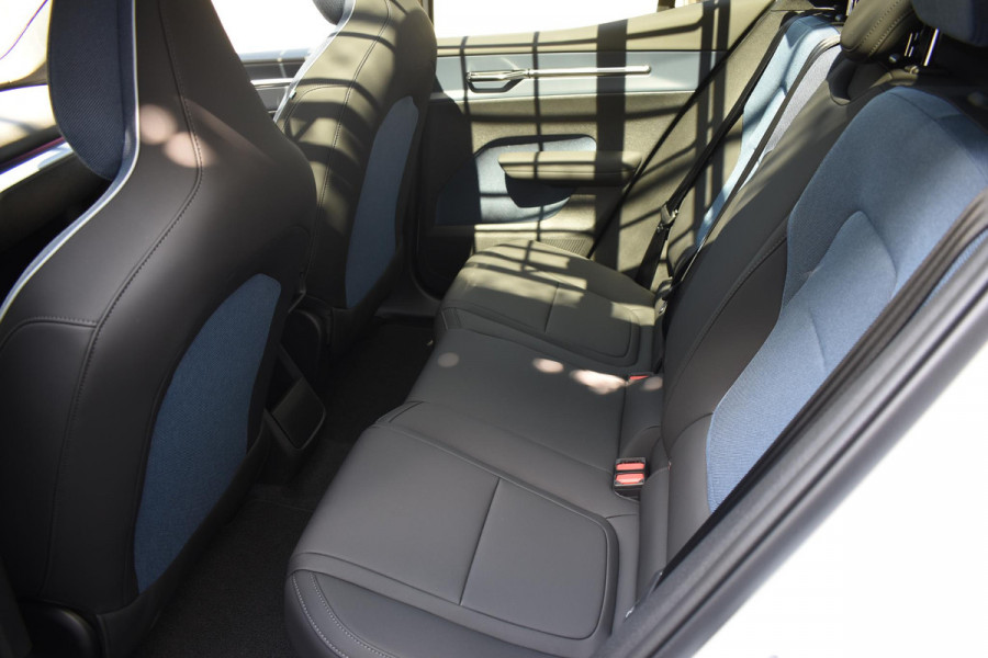 Volvo EX30 Cross Country Twin Motor Performance Ultra 69 kWh / Extra getint glas / Cross Country Experience-Pakket