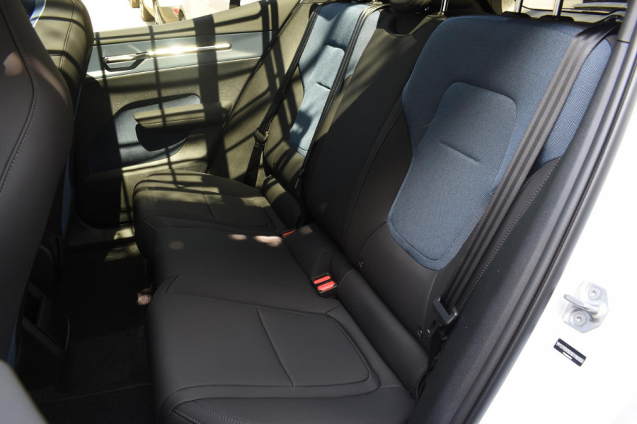 Volvo EX30 Cross Country Twin Motor Performance Ultra 69 kWh / Extra getint glas / Cross Country Experience-Pakket