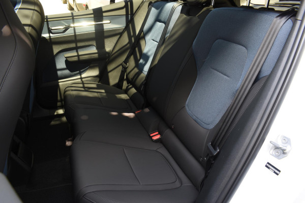 Volvo EX30 Cross Country Twin Motor Performance Ultra 69 kWh / Extra getint glas / Cross Country Experience-Pakket