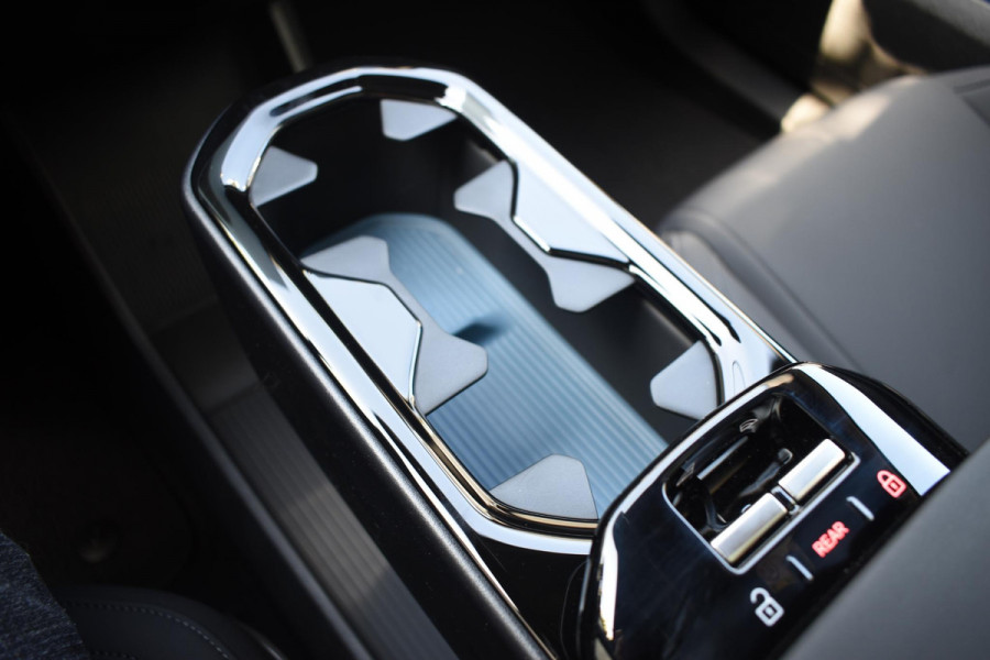 Volvo EX30 Cross Country Twin Motor Performance Ultra 69 kWh / Extra getint glas / Cross Country Experience-Pakket