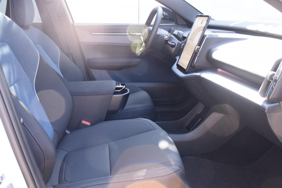 Volvo EX30 Cross Country Twin Motor Performance Ultra 69 kWh / Extra getint glas / Cross Country Experience-Pakket