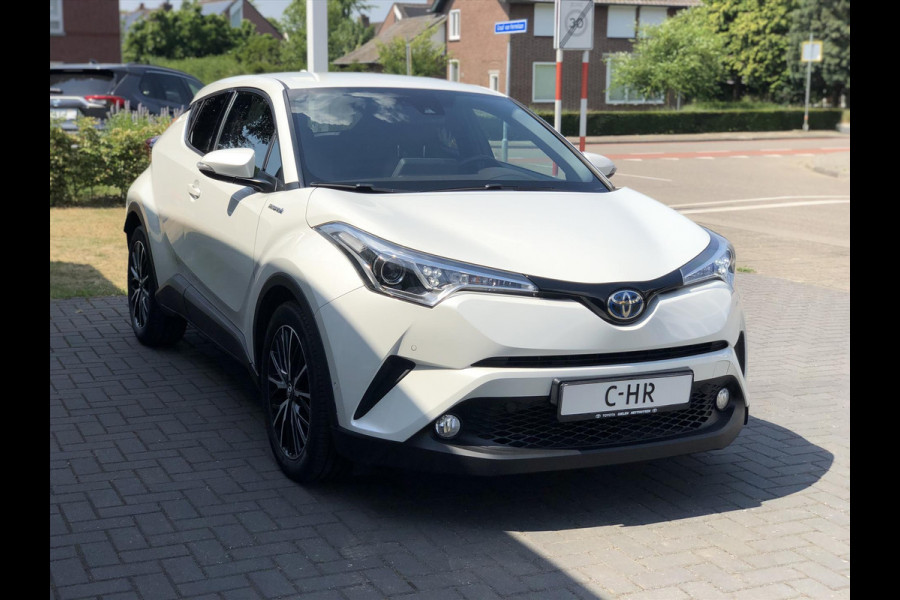 Toyota C-HR 1.8 Hybrid Executive | Trekhaak, Dodehoekherkenning, Navigatie, Parkeersensoren, Stoel + Stuurverwarming