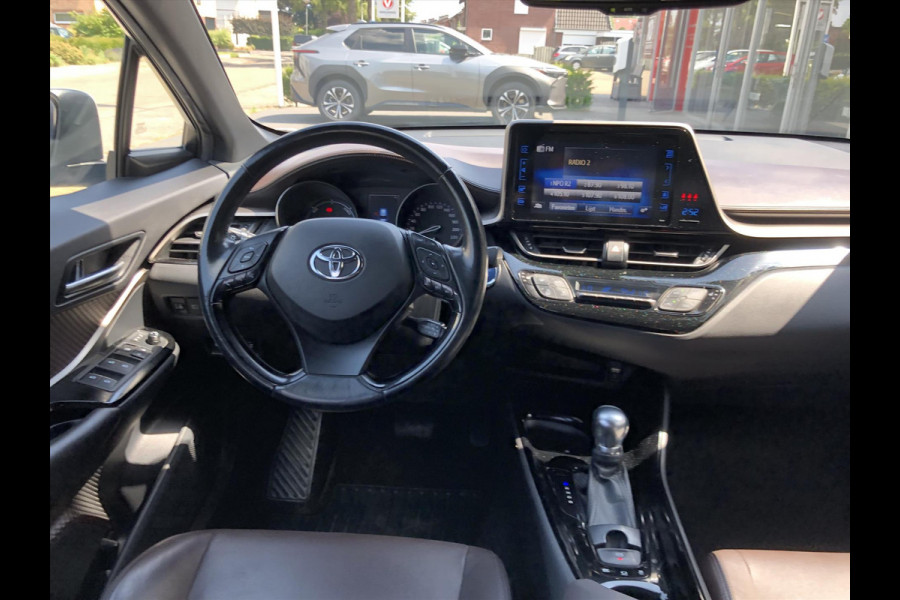 Toyota C-HR 1.8 Hybrid Executive | Trekhaak, Dodehoekherkenning, Navigatie, Parkeersensoren, Stoel + Stuurverwarming