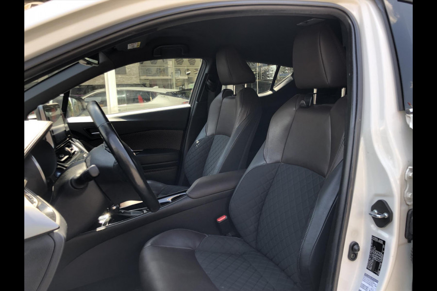 Toyota C-HR 1.8 Hybrid Executive | Trekhaak, Dodehoekherkenning, Navigatie, Parkeersensoren, Stoel + Stuurverwarming