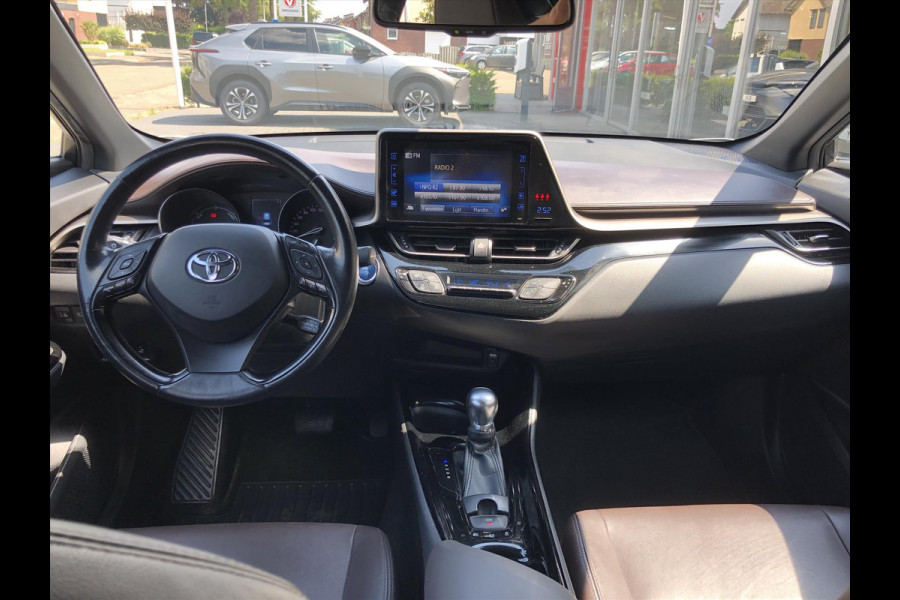 Toyota C-HR 1.8 Hybrid Executive | Trekhaak, Dodehoekherkenning, Navigatie, Parkeersensoren, Stoel + Stuurverwarming