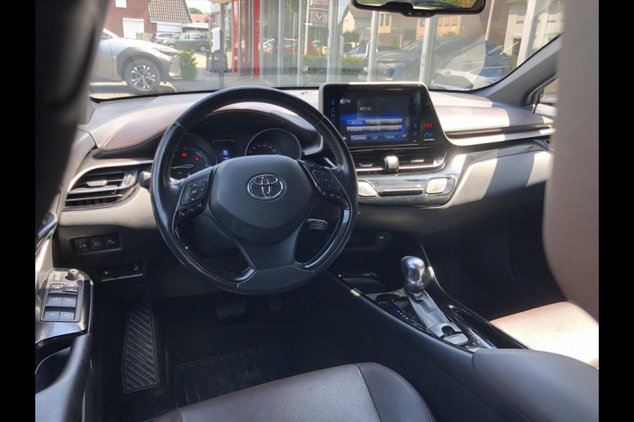 Toyota C-HR 1.8 Hybrid Executive | Trekhaak, Dodehoekherkenning, Navigatie, Parkeersensoren, Stoel + Stuurverwarming
