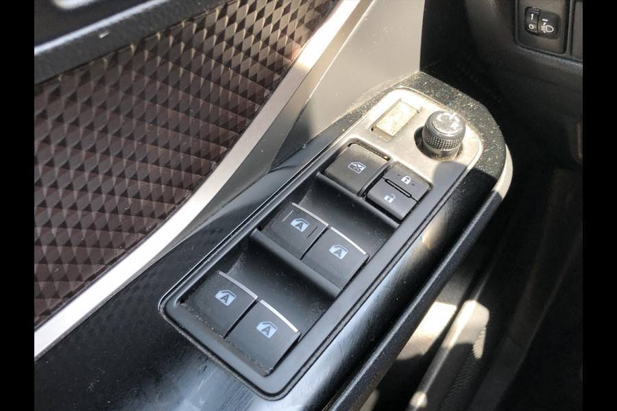 Toyota C-HR 1.8 Hybrid Executive | Trekhaak, Dodehoekherkenning, Navigatie, Parkeersensoren, Stoel + Stuurverwarming