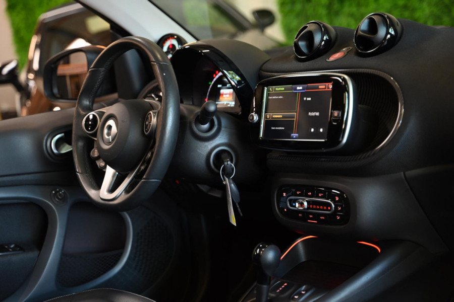 Smart Fortwo cabrio EQ Comfort PLUS 18 kWh Facelift - Leer - Stoelverwarming - Achteruitrijcamera - Cruise Control -