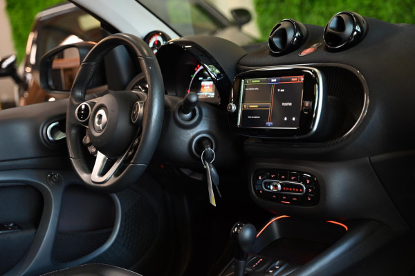 Smart Fortwo cabrio EQ Comfort PLUS 18 kWh Facelift - Leer - Stoelverwarming - Achteruitrijcamera - Cruise Control -
