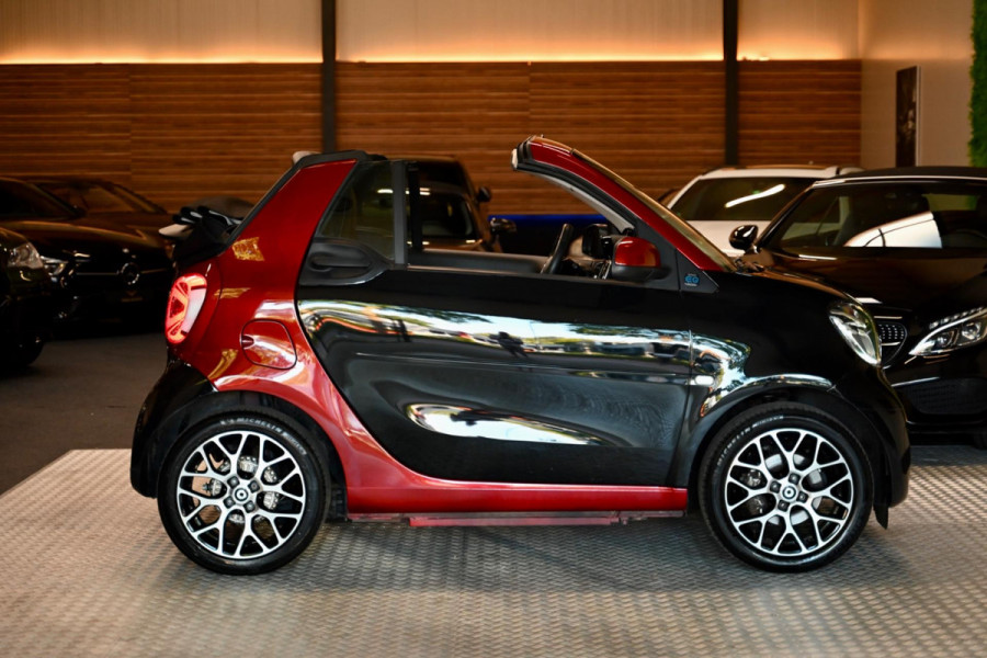 Smart Fortwo cabrio EQ Comfort PLUS 18 kWh Facelift - Leer - Stoelverwarming - Achteruitrijcamera - Cruise Control -
