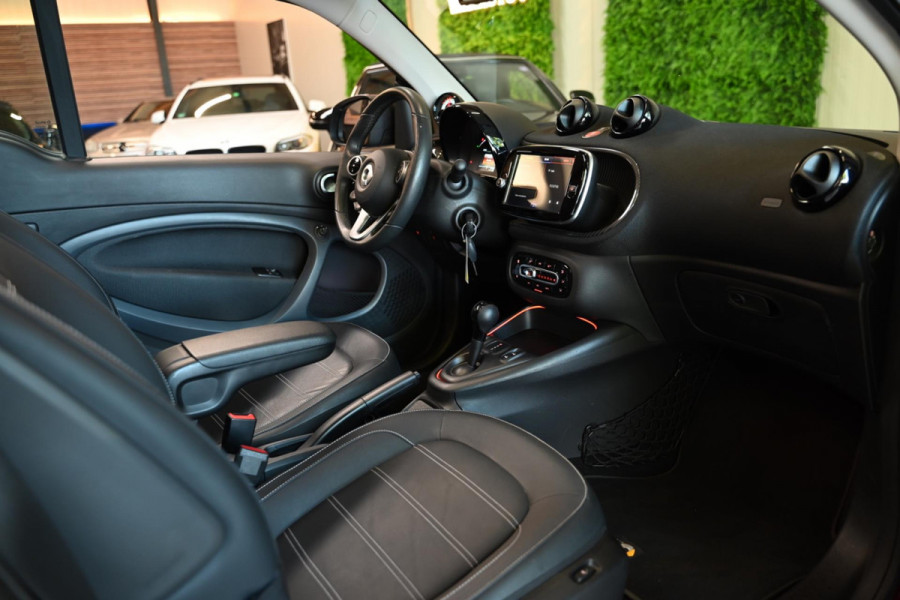 Smart Fortwo cabrio EQ Comfort PLUS 18 kWh Facelift - Leer - Stoelverwarming - Achteruitrijcamera - Cruise Control -