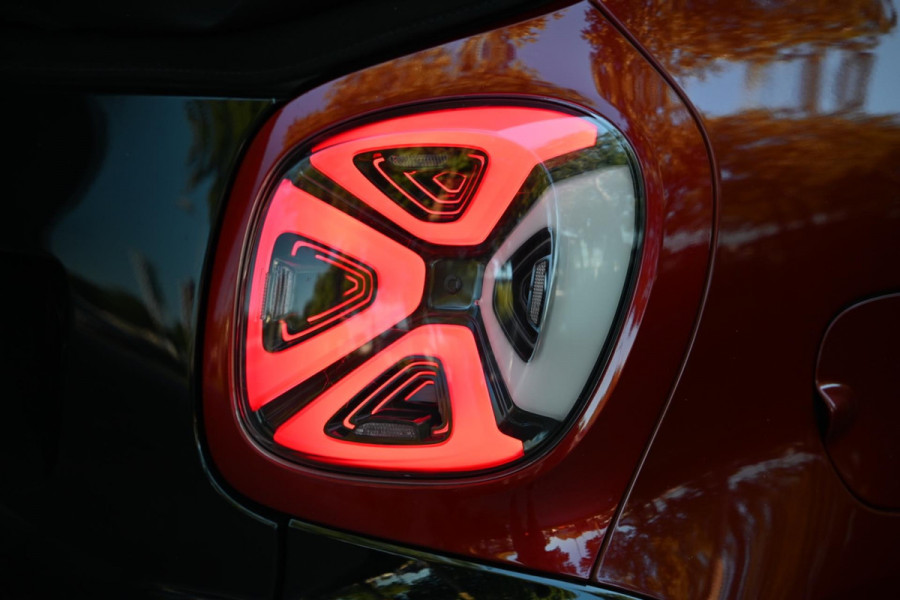 Smart Fortwo cabrio EQ Comfort PLUS 18 kWh Facelift - Leer - Stoelverwarming - Achteruitrijcamera - Cruise Control -