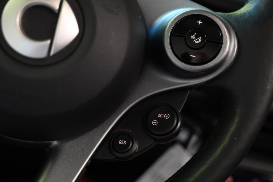 Smart Fortwo cabrio EQ Comfort PLUS 18 kWh Facelift - Leer - Stoelverwarming - Achteruitrijcamera - Cruise Control -