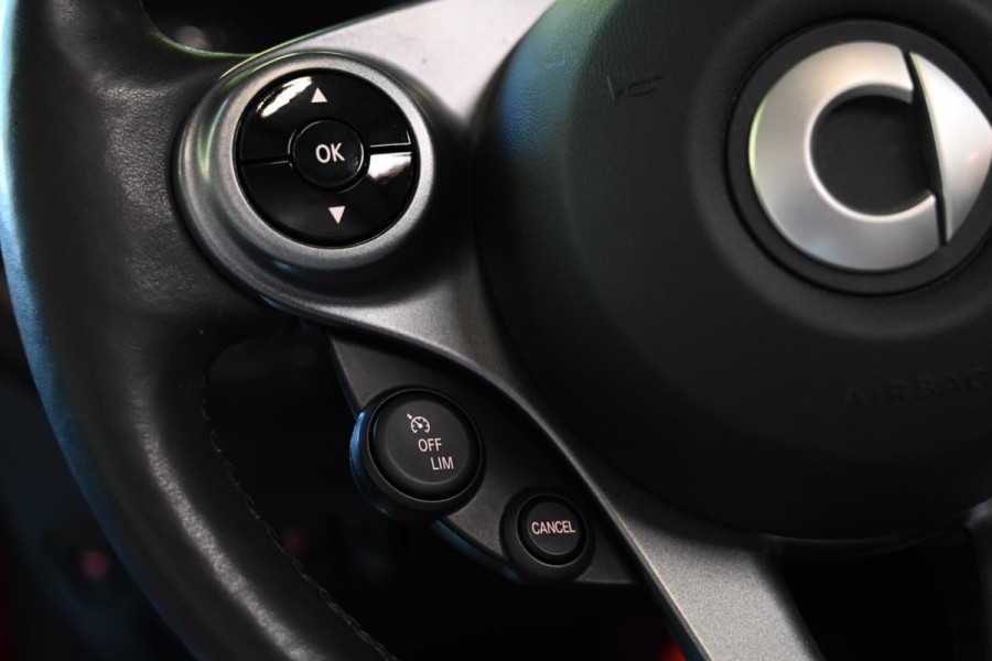 Smart Fortwo cabrio EQ Comfort PLUS 18 kWh Facelift - Leer - Stoelverwarming - Achteruitrijcamera - Cruise Control -
