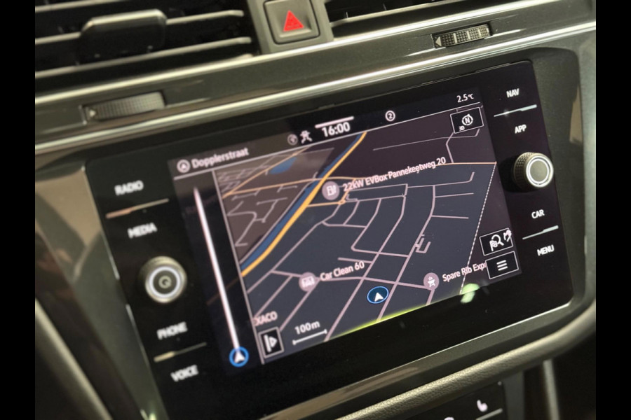 Volkswagen Tiguan 1.5 TSI R-Line | Pano | Camera | Sfeerverlichting | Stoel-/stuurverwarming | Trekhaak | DAB