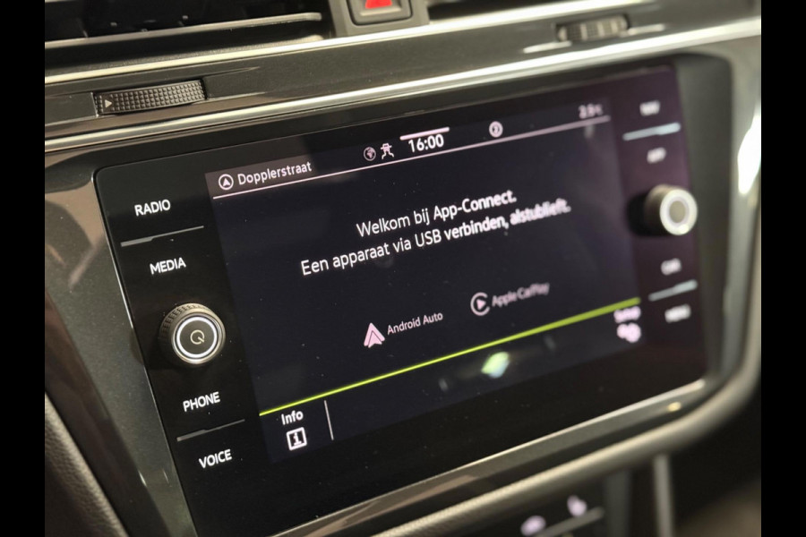 Volkswagen Tiguan 1.5 TSI R-Line | Pano | Camera | Sfeerverlichting | Stoel-/stuurverwarming | Trekhaak | DAB