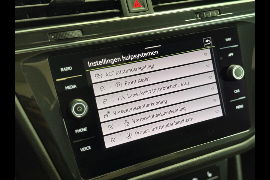 Volkswagen Tiguan 1.5 TSI R-Line | Pano | Camera | Sfeerverlichting | Stoel-/stuurverwarming | Trekhaak | DAB