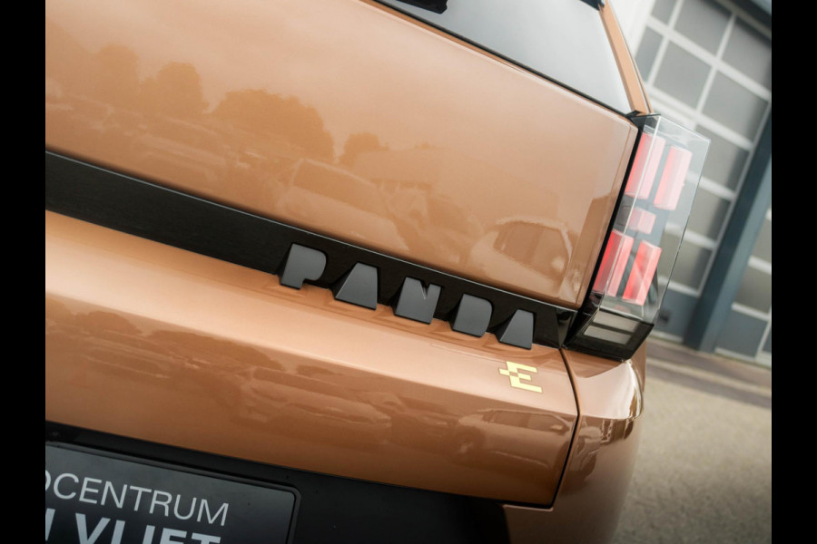 Fiat Grande Panda La Prima 44 kWh | Uit voorraad leverbaar | Clima | Cruise | Camera | Apple Carplay | 17" | Navi