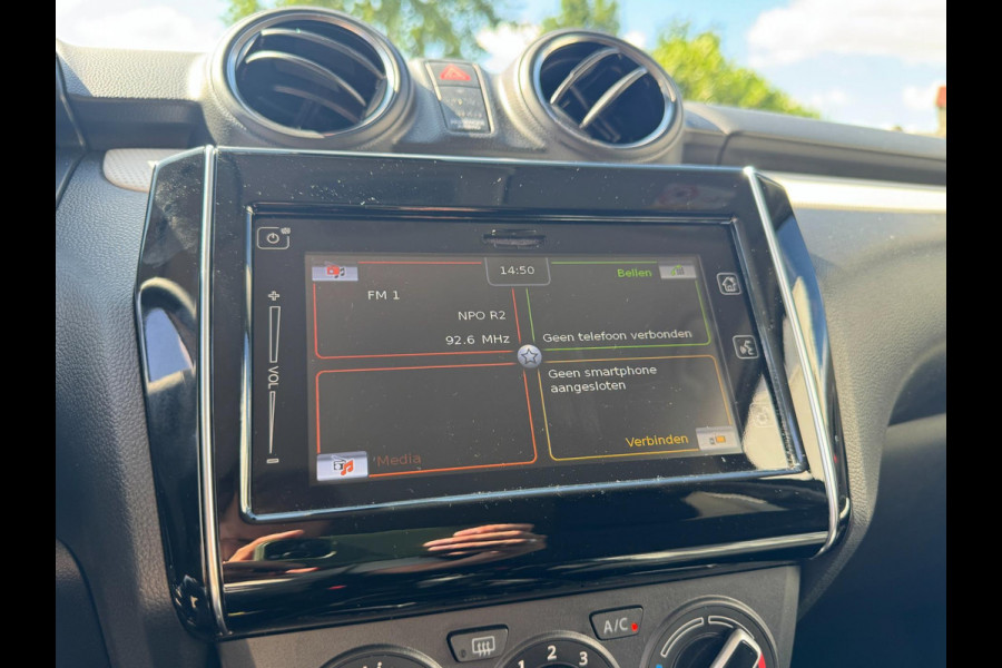 Suzuki Swift 1.2 Comfort Smart Hybrid ADAPT. CRUISE / PARKEERSENSOREN / CAMERA / STOELVERWARMING / CARPLAY / DAB+ / METALLIC LAK