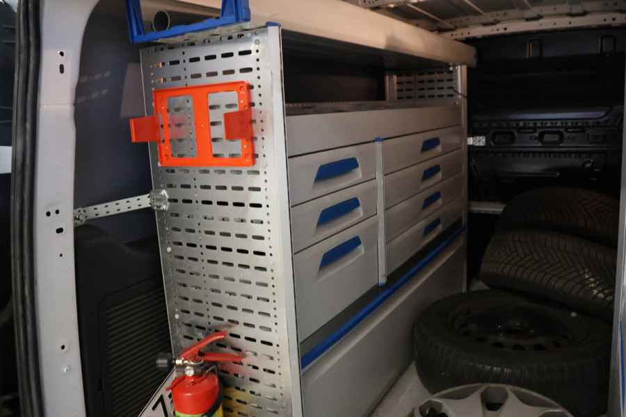 Ford Transit Connect 1.5 TDCI L2 | 3-Zitter | Camera | Navigatie | CarPlay | Cruise control | Trekhaak | Airco | Sortimo | NAP Logisch | Dealer onderhouden | Nieuwe APK