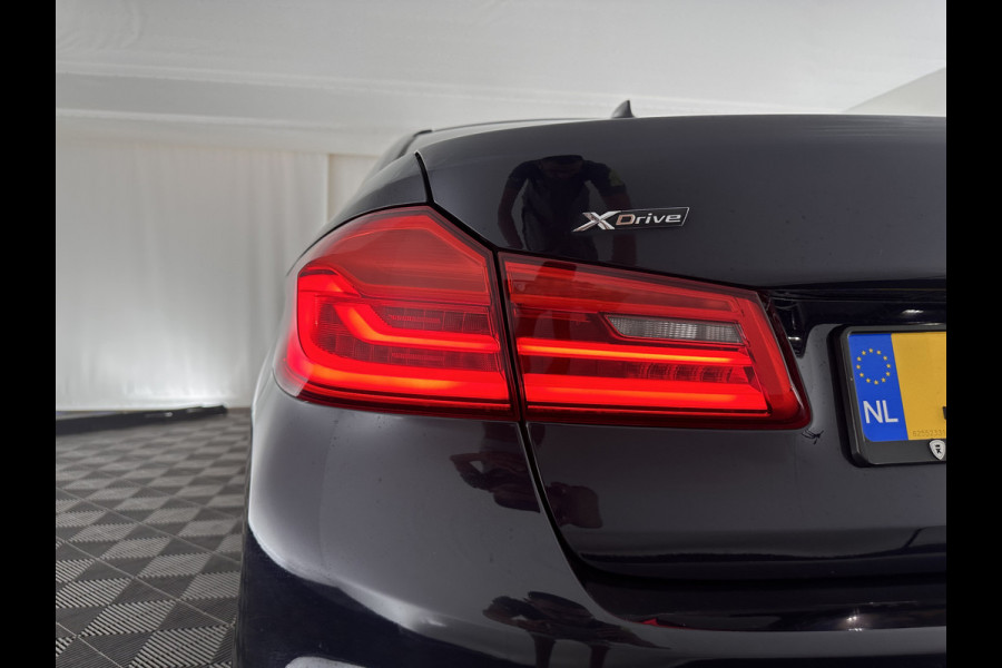 BMW 5 Serie 520d xDrive High Executive Aut. *PANO | FULL-LEATHER | FULL-LED | HEAD-UP | DIGI-COCKPIT | NAVI-FULLMAP | TOP-VIEW | MEMORY-PACK | ECC | PDC | CRUISE | 20''ALU | TOWBAR*