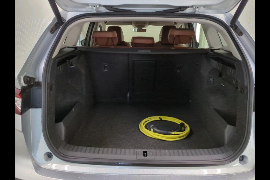 Škoda ENYAQ iV 60 | Leder | Trekhaak | 21 Inch | Camera |