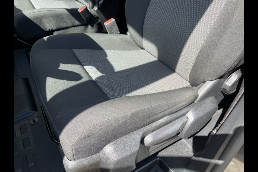 Peugeot Expert 231 L3H1 2.0 BlueHDI 150pk DC 5 persoons Premium / vaste prijs rijklaar € 13.950 ex btw / airco / cruise control / navigatie / grijs metallic / achteruit rijcamera !