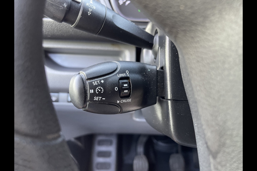 Peugeot Expert 231 L3H1 2.0 BlueHDI 150pk DC 5 persoons Premium / vaste prijs rijklaar € 13.950 ex btw / airco / cruise control / navigatie / grijs metallic / achteruit rijcamera !