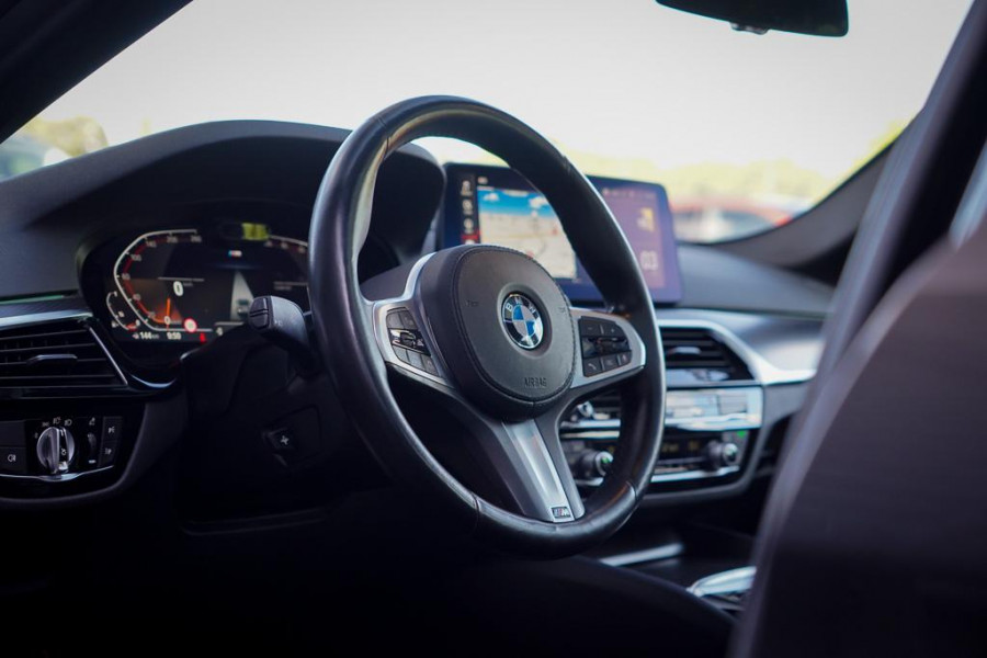 BMW 5 Serie 530i High Executive Edition / M-Sport / Laser / M-Stoelen / Schuifdak / Adaptive Cruise