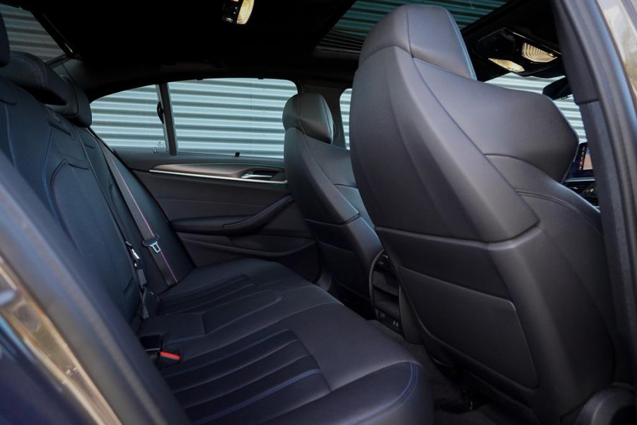 BMW 5 Serie 530i High Executive Edition / M-Sport / Laser / M-Stoelen / Schuifdak / Adaptive Cruise