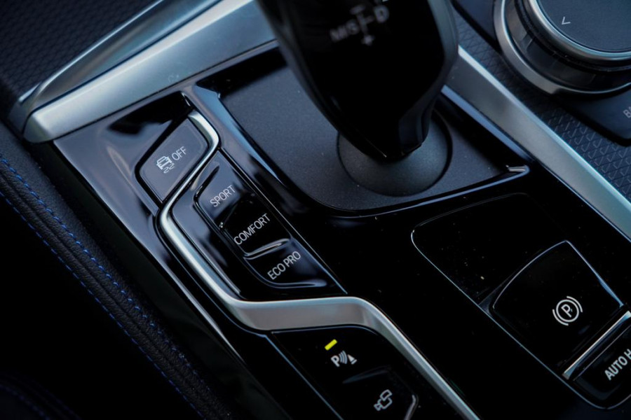 BMW 5 Serie 530i High Executive Edition / M-Sport / Laser / M-Stoelen / Schuifdak / Adaptive Cruise