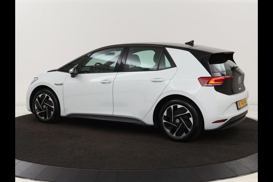 Volkswagen ID.3 First 58 kWh | Stoel & stuurverwarming | Carplay | Trekhaak | Adaptive cruise | Full LED | Navigatie | Parkeerhulp | Climate control
