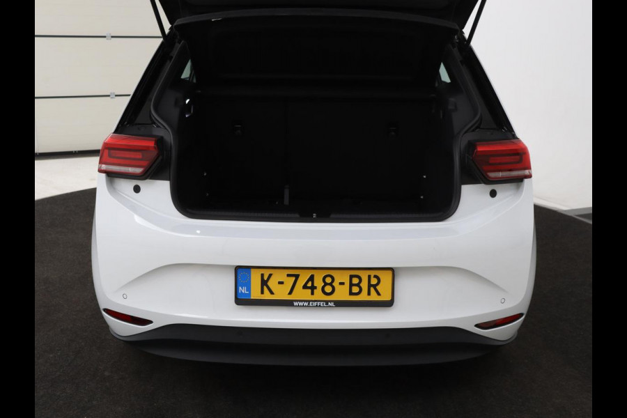 Volkswagen ID.3 First 58 kWh | Stoel & stuurverwarming | Carplay | Trekhaak | Adaptive cruise | Full LED | Navigatie | Parkeerhulp | Climate control