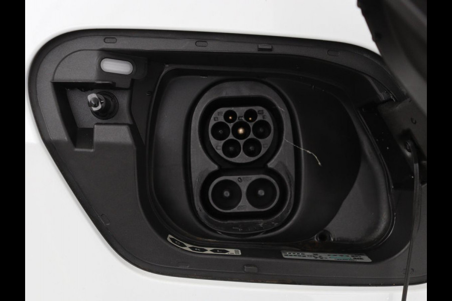 Volkswagen ID.3 First 58 kWh | Stoel & stuurverwarming | Carplay | Trekhaak | Adaptive cruise | Full LED | Navigatie | Parkeerhulp | Climate control
