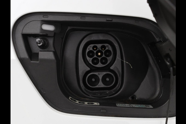 Volkswagen ID.3 First 58 kWh | Stoel & stuurverwarming | Carplay | Trekhaak | Adaptive cruise | Full LED | Navigatie | Parkeerhulp | Climate control