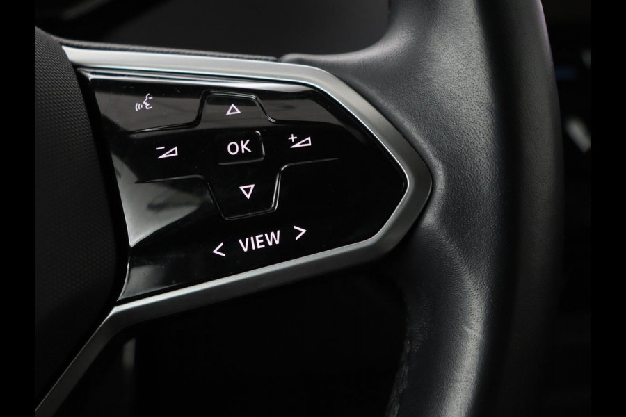 Volkswagen ID.3 First 58 kWh | Stoel & stuurverwarming | Carplay | Trekhaak | Adaptive cruise | Full LED | Navigatie | Parkeerhulp | Climate control