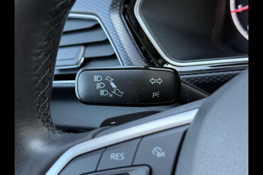 Volkswagen T-Cross 1.5 TSI United R-Line | ACC | CarPlay | Camera | LED | Navi | 18 inch