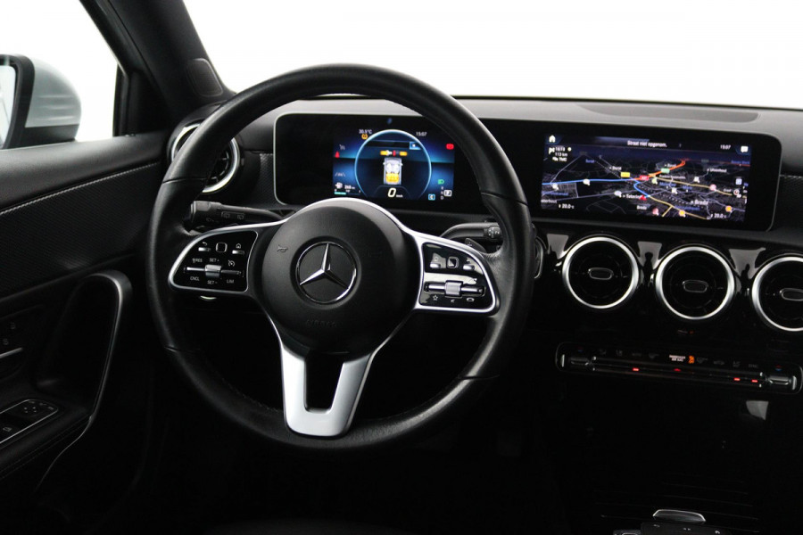 Mercedes-Benz A-Klasse 180 Advantage (PARKEERSENSOREN, ACHTERUITRIJCAMERA, CRUISE CONTROL, NAVIGATIE, NL-AUTO)